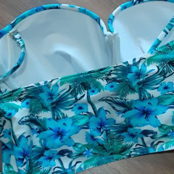 Cooclo Ladies Bikini Top - Picture 2 of 4